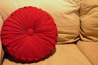 four square walls: tutorial: how to make a round pintuck pillow Circle Pillow, Smocking Pattern, Pillow Tutorial, Round Cushion, Sewing Pillows, Pillow Fabric, Round Pillow, Diy Pillows, Pillow Forms