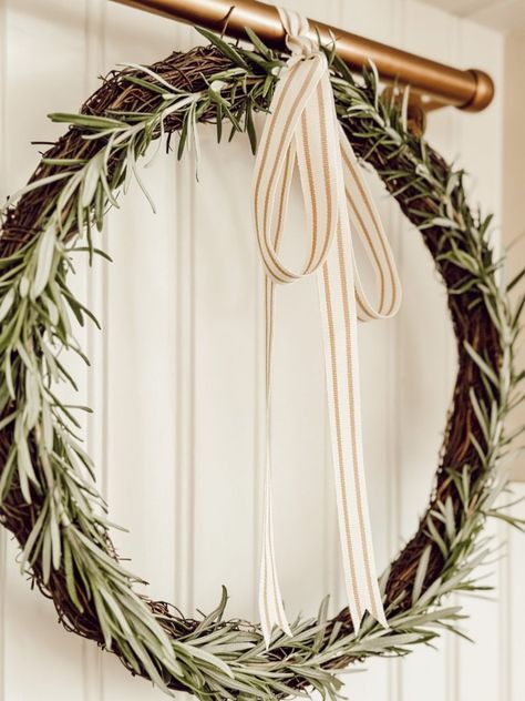 Add rustic, natural beauty to your home with this quick & easy DIY rosemary wreath using herbs snipped right from your garden. You'll not only love the charm of this wreath but also it's fresh, earthy fragrance that will permeate your home. Rosemary Wreaths, Window Box Herb Garden, Rosemary Wreath, Crafty Christmas Gifts, Gingham Christmas, Herb Wreath, Eid Decor, Rustic Christmas Wreath, Earthy Fragrance