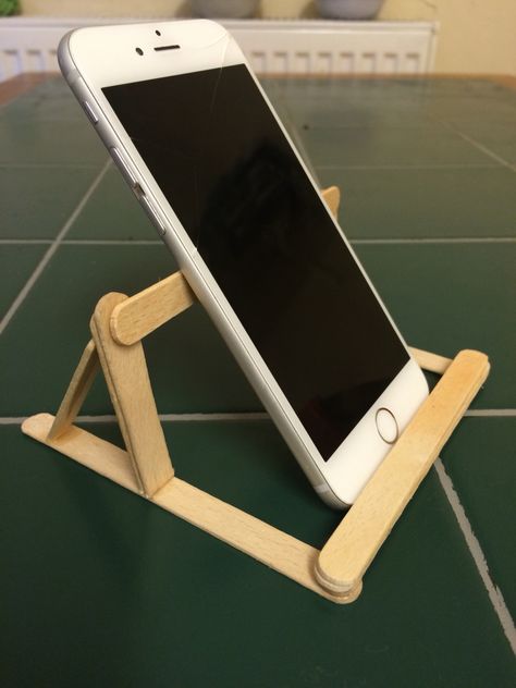 Just made a phone stand using Popsicle sticks and super-glue :) the phone can also be placed horizontally :) Post It Note Origami, Note Origami, Diy Phone Stand, Diy Popsicle Stick Crafts, Diy Popsicle, Popsicle Crafts, Flowers Easy, Iphone Holder, Iphone Stand