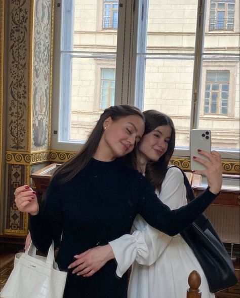 Sisters Goals, Friend Poses Photography, Best Friends Aesthetic, Friend Goals, Friend Poses, Instagram Photo Inspiration, Friend Photoshoot, Cute Friends, Friend Photos