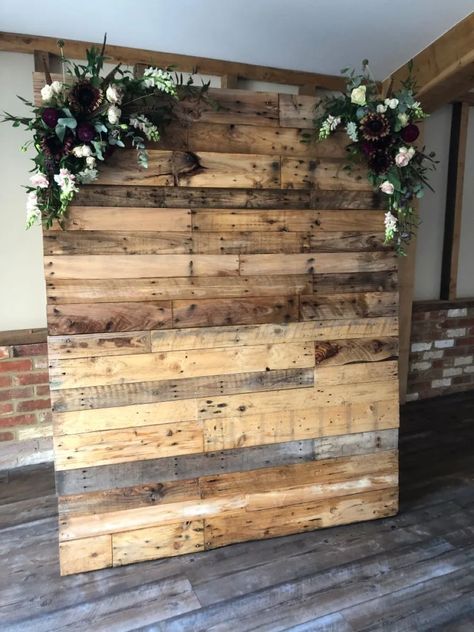 30 Brilliant Photo Booth Backdrop Ideas for a Spectacular Event Wedding Wooden Backdrop Ideas, Wedding Backdrop With Pallets, Pallet Wedding Ideas Backdrops, Photo Backdrops Ideas, Pallet Photo Backdrop Wedding, Wood Pallet Wedding Backdrop, Wood Backdrops For Parties, Pallet Wall For Wedding, Backdrop For Wedding Photos