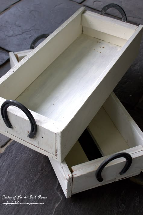 Horse-Shoe Handled Boxes ~ Easy DIY that uses reclaimed wood and horseshoes!  http://ourfairfieldhomeandgarden.com/horseshoe-handled-herb-box/ Herb Boxes, Horseshoe Projects, Horseshoe Decor, Horseshoe Crafts, Horse Shoes, Horse Crafts, Horseshoe Art, Horse Decor, Diy Wood