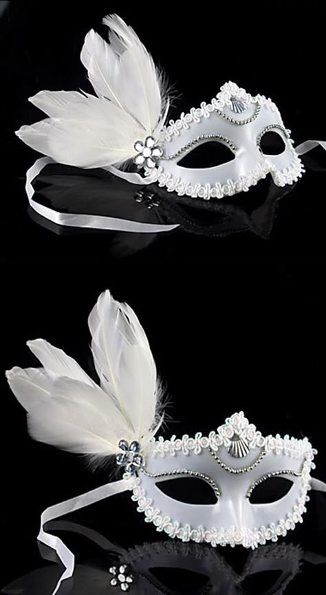 Máscara veneciana blanca con plumas y encaje, el complemento ideal! - Lace venetian white mask with #feathers. #Regalos #Frikis #Geek #Gifts #Mascaraveneciana #Venetianmask Masquarade Mask, White Masquerade Mask, Mask With Feathers, Masquerade Mask Diy, Mardi Gras Crafts, Masquerade Wedding, Venetian Masquerade, Venetian Masks, White Mask