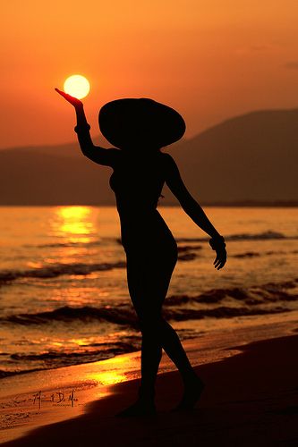 Beach Poses For Women, Silhouette Photography, Beach At Sunset, Shotting Photo, Creative Photography Techniques, Beach Photography Poses, Beach Shoot, Foto Tips, Photography Poses Women