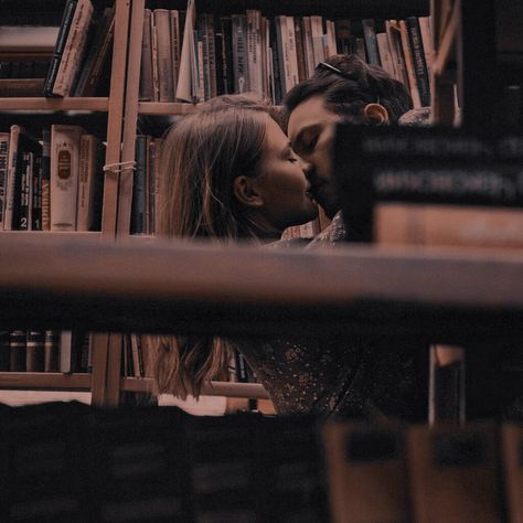 Sinners Of Saint, Professor Aesthetic, Lyrical Poetry, Library Photo Shoot, L J Shen, Teacher And Student Relationship, Music Vibe, Vibe Vintage, College Romance