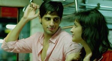 sidharth malhotra with parineeti in hasee toh phasee Hasee Toh Phasee Aesthetic, Hasee Toh Phasee, Vintage Bollywood Aesthetic, Bollywood Aesthetic, 90s Bollywood Aesthetic, Sidharth Malhotra, Desi Love, 90s Bollywood, Bollywood Couples