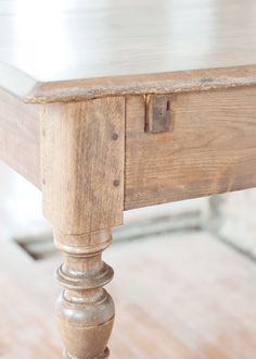 The Farmhouse Table: Stain and Finish - Yellow Brick Home Farmhouse Conversion, Yellow Brick Home, Concerning Hobbits, Furniture Upcycle, Farmhouse Tables, Stained Table, Farmhouse Kitchen Tables, Vintage Dining Table, Brick Home