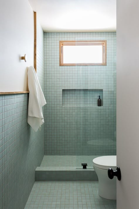 Mid Century Bathroom Design, Sky Blue Bathroom, Compact Ensuite, Bath With A View, Compact Bathroom Design, Tiled Bath, Blue Bathrooms Designs, Los Angeles Interior Design, Pantry Wall