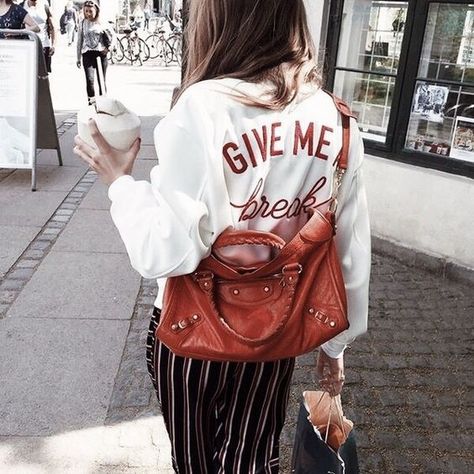 City Bag Outfit, Balenciaga Fits, Red Balenciaga, Thanksgiving Vibes, Bag Outfit, Looks Street Style, Balenciaga Bag, City Bag, Mode Inspo