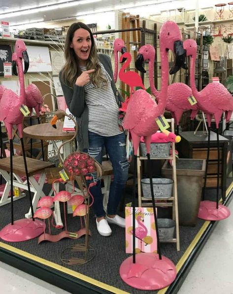 Plastic Flamingo Ideas, Flamingo Centerpiece Ideas Diy, Flamingo Garden Decor, Flamingo Pool Decor, Dollar Tree Flamingo Crafts, Flamingo Crafts For Adults, Flamingo Diy Crafts, Diy Flamingo Decor, Flamingo Centerpiece Ideas