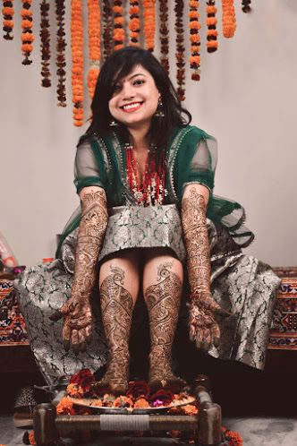 Mendi Photos, Bride Mehndi Dress, Mehndi Dress For Bride Sister, Bride Sister Mehndi, Mehndi Look For Bride, Bride Mehndi Designs, Mehndi Bridal Dress, Sister Mehndi, Mehandi Pose