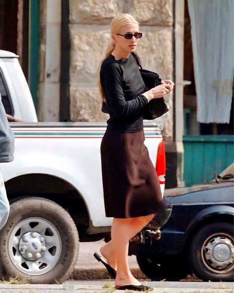 | What a New York It Girl looked like in the 90s. Carolyn Bessette Kennedy 🤍 | Instagram Caroline Bassett, Carolyn Bessette Style, Carolyne Bessette, New York It Girl, Carolyn Bassette, Caroline Bessette, 90s Minimalism, Carolyn Bessette, Elegante Y Chic