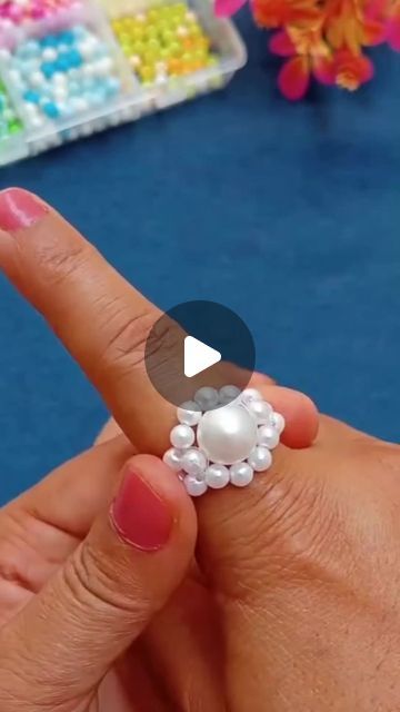 Beaded Rings Patterns, Diy Pearl Rings, Decorating Bottles, Diy Pearl Jewelry, Diy Pearl Earrings, Diy Wire Jewelry Rings, Pearl Cluster Ring, Jewelry Making Rings, Wire Jewelry Rings