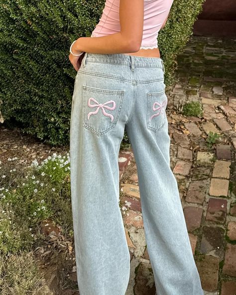 Bow Pocket Relaxed Jeans – edikted Bow Jeans, Womens Straight Leg Pants, Bow Embroidery, Crop Top Dress, Jeans High Waisted, Relaxed Jeans, Embroidery Fashion, Women Denim Jeans, Denim Fabric