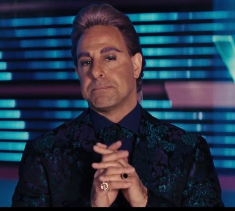 Caesar Flickerman, Catching Fire Hunger Games Ceaser Flickerman, Caesar Flickerman Aesthetic, Caesar Flickerman, Hunger Games Capitol, Hunger Games Tributes, Hunger Games Outfits, Stanley Tucci, Light Film, Literature Books