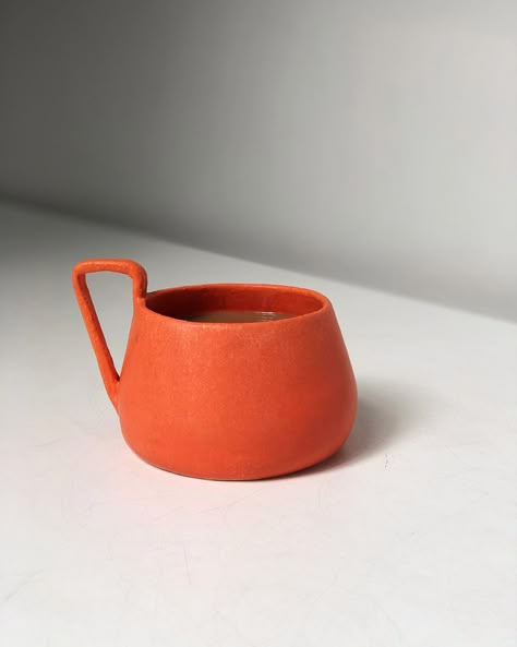 Twin Earth Ceramics on Instagram: “One from the orange squad to brighten up your day 🧡  Handbuilt hug mug in orange, approx 8cm. . . . . . . . . . .  #pottery #ceramics…” Handbuilt Mug, Pottery Glazing Ideas, Ceramics Kitchenware, Ceramic Glaze Ideas, Earth Ceramics, Tiny Pottery, Hug Mug, Pottery Tea Pots, Handbuilt Pottery