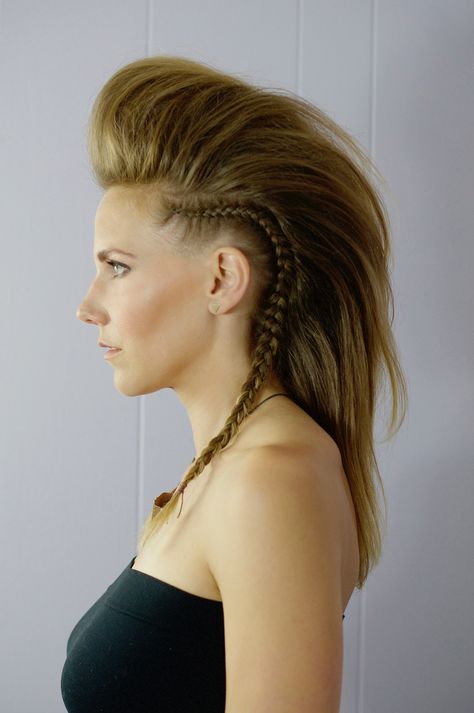 Rock n roll hairstyle Braided Sides Mohawk, Rock Hairstyles For Long Hair, Rock And Roll Makeup, Rock And Roll Hairstyles, Girl Mohawk, Rock And Roll Hair, Mohawk Hair, Rocker Hair, Rock Hairstyles