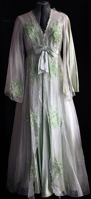 beautiful dressing gown Dressing Tips, Cotton Dressing Gown, Period Dress, Vintage Nightgown, Vintage Gowns, Vestidos Vintage, The 50s, Moda Vintage, Historical Dresses