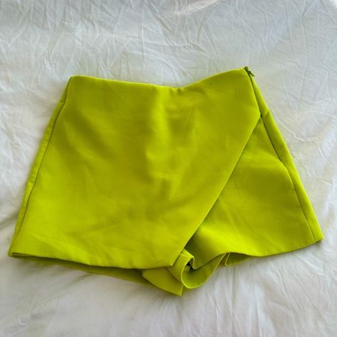 Zara size XS neon green skort- looks like skirt in front and shorts in back Zara Skort Outfit, Skort Aesthetic, Bachelorette Party Playlist, Neon Green Skirt, Short Zara, Neon Green Shorts, Skort Outfit, Zara Skort, Cute Homecoming Dresses