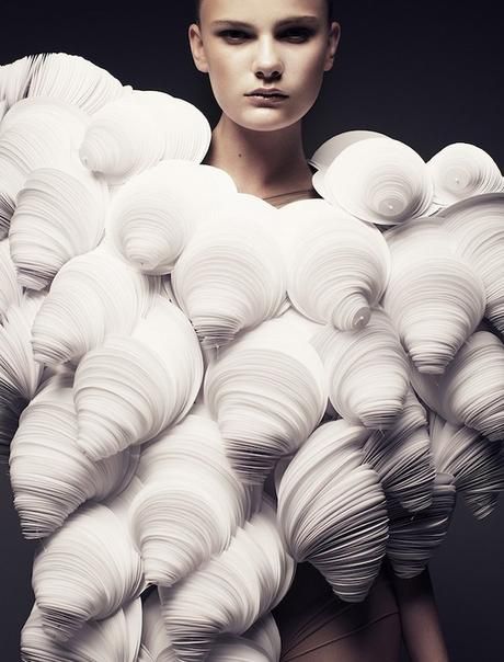 MODE : Les créations de Bea Szenfeld Architectural Fashion, Sculptural Fashion, Paper Fashion, Swedish Fashion, Fashion Forms, Paper Dress, Body Adornment, 3d Fashion, Futuristic Fashion