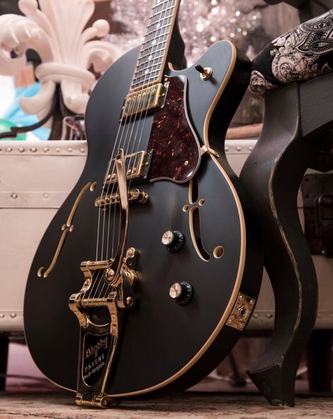 Vintage Guitars Acoustic, Pretty Body, Semi Acoustic Guitar, Instruments Art, Fender Japan, Electric Guitar Design, Learning Guitar, Guitar Obsession, Steve Vai