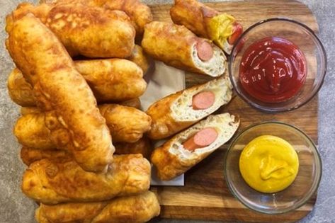 These fried bannock dogs are the twist on pigs in a blanket you must try! Hotdogs are wrapped in bannock dough and then deep fried. Bannock Tacos, Bannock Recipe First Nations, Easy Entertaining Dinner, Indigenous Recipes, Bannock Recipe, Bannock Bread, Pigs In Blanket, Wartime Recipes, Fun Food Recipes