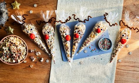 Sprinkle Cake Recipe, Reindeer Popcorn, New York Cookies, Film Night, Christmas Popcorn, Ghost Cake, Easy Peanut Butter Cookies, Christmas Films, Easy Chocolate Chip Cookies