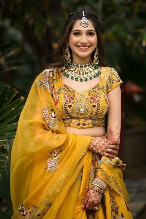 Haldi Poses For Bride, Engagement Dress For Bride, Haldi Ceremony Outfit, Haldi Outfits, Lehenga Saree Design, Mehendi Outfits, Traditional Hairstyle, Indian Bride Outfits, Bridal Lehenga Collection