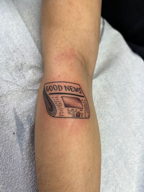 Journalism Tattoo Ideas, Journalist Tattoo, Newspaper Tattoo Ideas, Diner Tattoo, Television Tattoo Ideas, Mac Miller Tattoos Good News, Good News Tattoo, Newspaper Tattoo, Magazine Tattoo