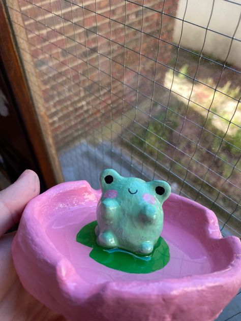 Frog Ashtray Clay, Cute Ash Tray, Airdryclay Ashtray, Kawaii Ashtray, Clay Ashtray Ideas Aesthetic, Cute Ashtray Clay, Clay Ashtray Diy, Ceramics Frog, Air Dry Clay Frog