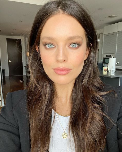 Emily DiDonato on Instagram: “Today’s glam by @graceleebeauty + @maybelline ❤️” Dark Brown Hair Pale Skin, Brunette Hair Pale Skin, Brown Hair Pale Skin, Dark Hair Pale Skin, Hair Colors For Blue Eyes, Hair Pale Skin, Emily Didonato, Actrices Hollywood, Beautiful Lips