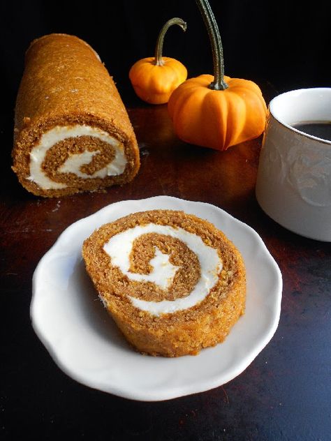 Pumpkin Roll with Maple Cream Cheese Filling Vegan Pumpkin Roll, Vegan Pumpkin Cake, Libbys Pumpkin Roll, Pumpkin Cake Roll, Pumpkin Roll Cake, Pumpkin Rolls Recipe, Cake Roll Recipes, Fall Menu, Pumpkin Roll