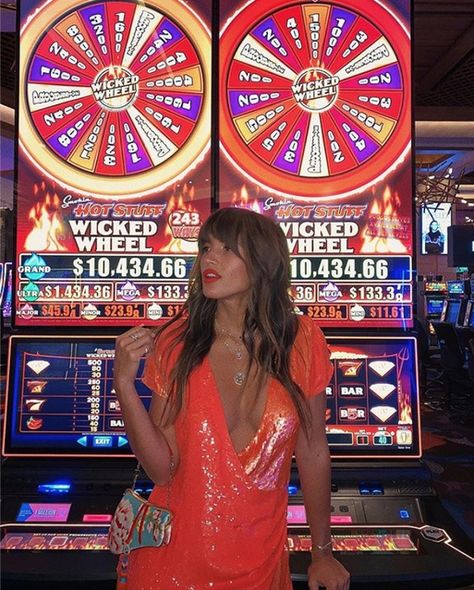 Casino Poses, Casino Photoshoot Ideas, Vegas Birthday Ideas, Vegas Birthday Outfit, Las Vegas Day Outfit, Las Vegas Aesthetic Outfit, Vegas Picture Ideas, Vegas Pool Party Outfit, Casino Photoshoot