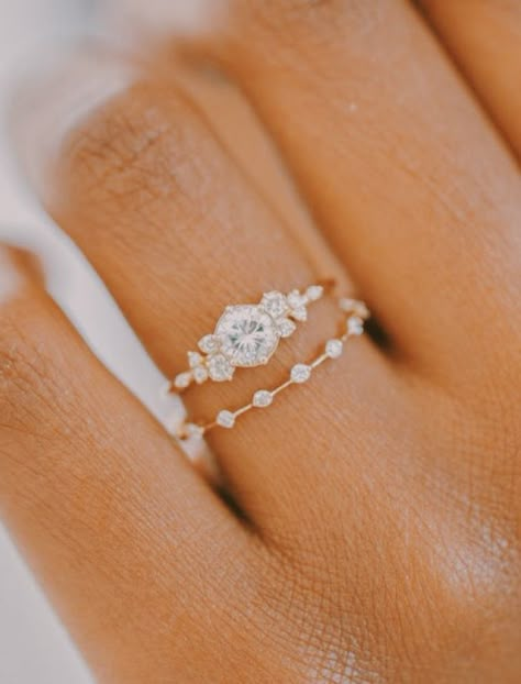 Dainty Wedding Rings Engagement, Unique Dainty Wedding Rings, Wedding Rings Types, Snowdrift Ring With Wedding Band, Promise Ring And Engagement Ring Set, Cute Simple Wedding Rings, Beachy Wedding Ring, Aesthetic Wedding Rings Vintage, Minimalistic Rings Engagement