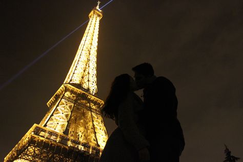 Paris, the city of love. They say that if you kiss under the lights of the Eiffel Tower, your love is eternal. #Love #Paris #Kiss Love Explained, Paris City Of Love, Paris Kiss, Paris Couple, Eiffel Tower At Night, Art Thomas, Paris Dream, City Of Love, Paris Aesthetic