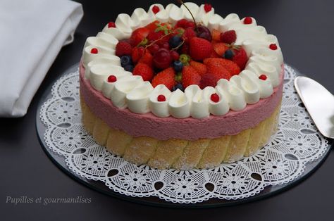 Charlotte aux fruits rouges Entremet Fruit, Dessert Fruits Rouges, Cheesecake Fruits Rouges, Charlotte Dessert, Berry Chantilly Cake, Royal Cakes, Cake Hacks, Wine Desserts, Vegan Dessert Recipes