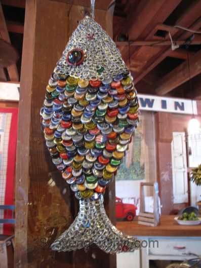 Recycled Bottle Cap and Pull Tab Fish Recycle Bottle Caps, Beer Cap Art, Bottle Top Crafts, Bottle Cap Projects, Hantverk Diy, Beer Bottle Caps, Bottle Cap Art, Beer Bottle Cap, Bottle Cap Crafts