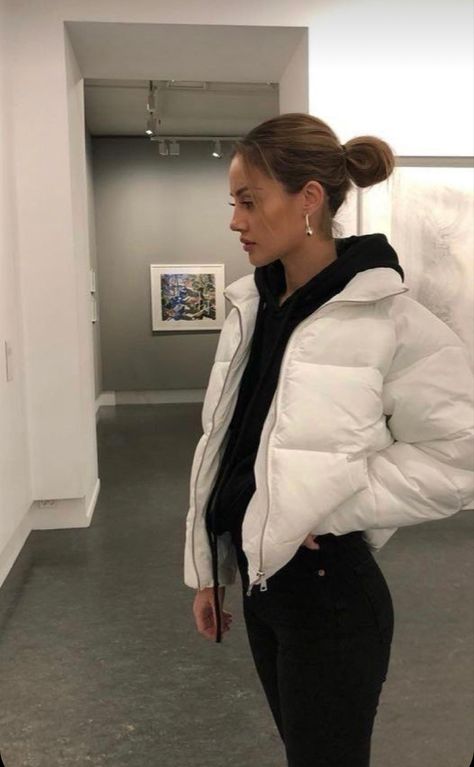 White Puffer Jacket Outfit, Puffer Jacket Outfits, Puffer Outfit, Winter Jacket Outfits, White Puffer Jacket, Sweat Gris, Outdoor Streetwear, Puffer Jacket Outfit, White Puffer