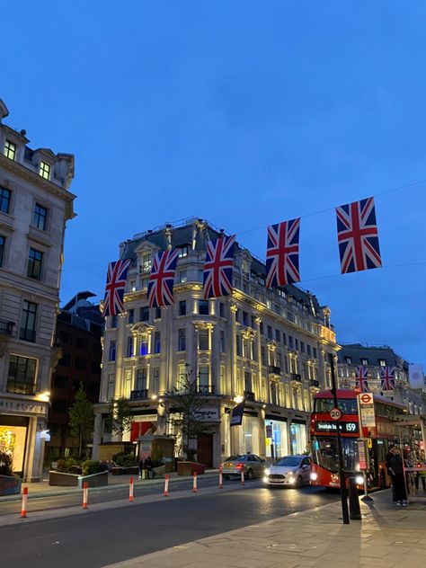 london paddington oxford street travel aesthetic insta: nuriagrath Oxford London Aesthetic, Paddington Aesthetic, London Paddington, Oxford Street Aesthetic, London Culture Aesthetic, Oxford Aesthetic, London Walks Aesthetic, London Cars Aesthetic, Oxford London