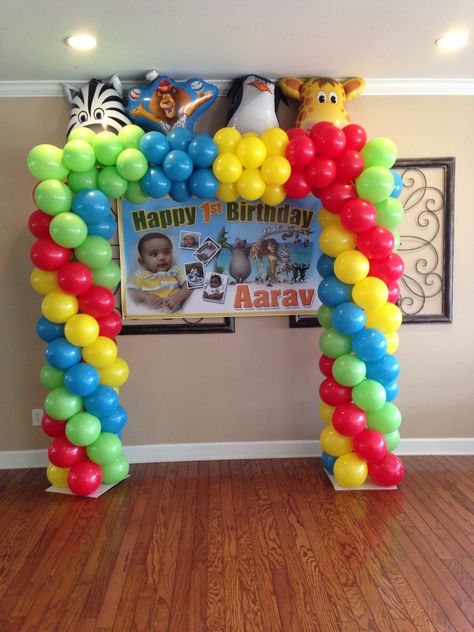 Squared balloon arch. Madagascar theme. Spiral meets color blocking. Square Arch Balloon Garland, Square Balloon Garland, Square Balloon Arch Frame, Square Arch Balloon, Square Balloon Arch, Musical Birthday Party, Prom Balloons, Superhero Balloons, Birthday Decors