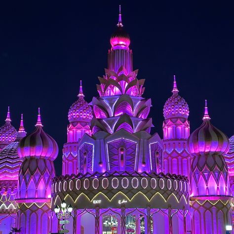 30 days of my favourite places in Dubai 🇦🇪 Day 7: Global village Global village is a hit or a miss but it completely depends on what you are looking for. The food here is amazing. You get to try so many different types of food and experience so many different cultures all in one place. My favourite food here defo has to be the Birria tacos (they are so good I don’t even have a picture because they are gone by the time I remember to take one🥲) The only downside is that it is only open fr... Global Village Dubai, Places In Dubai, Different Types Of Food, Birria Tacos, Global Village, Favourite Food, Different Cultures, Day 7, Types Of Food