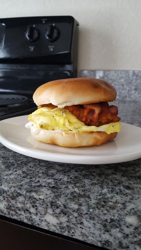 [Homemade] Bacon egg and provolone cheese bagel with whipped cream cheese. #TTDD#TheThingsDadsDo Whipped Cream Cheese Recipes, Bacon Aesthetic, Bacon Egg And Cheese Bagel, Toast Bacon Egg, Fat Monkey, Egg And Cheese Bagel, Homemade Bacon, Cheese Bagels, Cheese Food