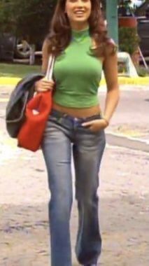 00s Fashion Latina, Early 2000s Fashion Skirts, Dynamic Duo Couples, Casual Uni Outfits Summer, 90s Fashion Latina, 2000s Casual Outfits, 2000s Latina Aesthetic, Summer Outfits 2000s Style, 2004 Outfits