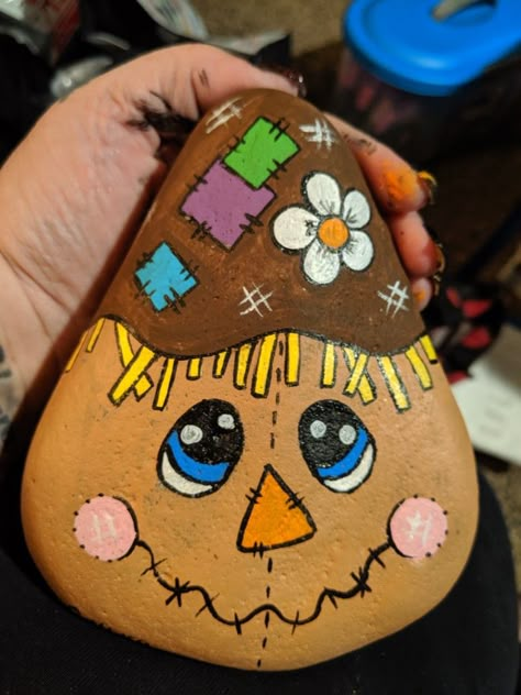 Fall Rocks Painting, Fall Stone Painting, Scarecrow Rock Painting, Fall Themed Rock Painting, Painted Rock Pumpkins, Thanksgiving Painted Rocks Ideas Easy, Rock Painting Ideas For Fall, Pie Rock Painting, Rock Painting Ideas Fall