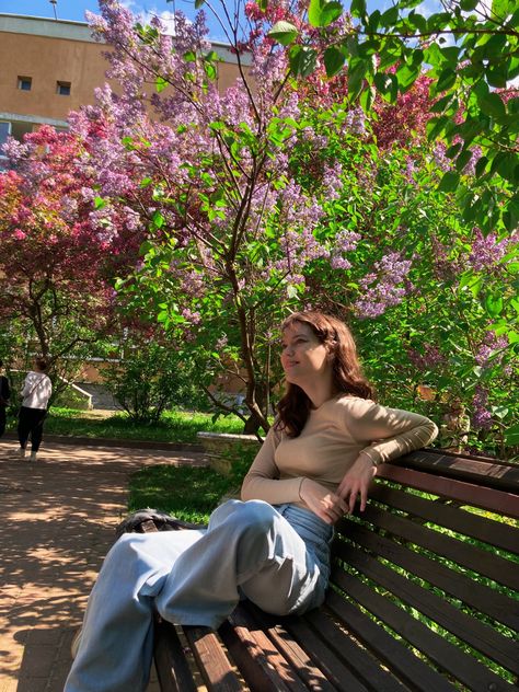 Poses On A Bench Photo Ideas, Scenic Poses, Park Poses Picture Ideas, Spring Poses, Park Photoshoot Ideas, Bench Poses, Poses Garden, Garden Poses, Park Photoshoot