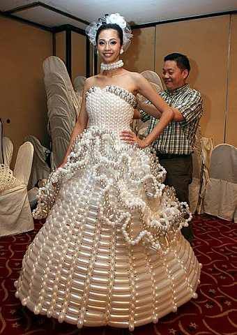 balloon gown Wedding Dress Fails, Weird Wedding Dress, Ugly Wedding Dress, Worst Wedding Dress, Crystal Wedding Dress, Hallowen Costume, Balloon Dress, Perfectly Timed Photos, Custom Wedding Dress