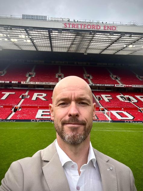 Erik ten Hag MUFC Retro Wallpaper Purple, Manchester United Old Trafford, Erik Ten Hag, Manchester United Team, Bruno Fernandes, Manchester United Wallpaper, Manchester United Legends, England Football Team, Manchester United Fans