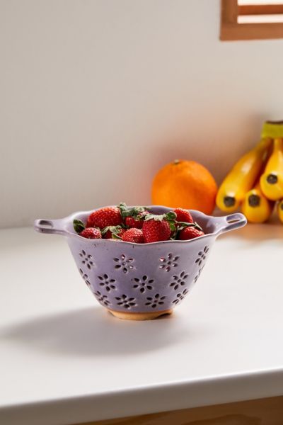 Ceramic Colander, Kitchen Decor Themes, Keramik Design, Ceramics Projects, Decor Essentials, Ceramics Ideas Pottery, Berry Bowl, Pottery Studio, Clay Projects