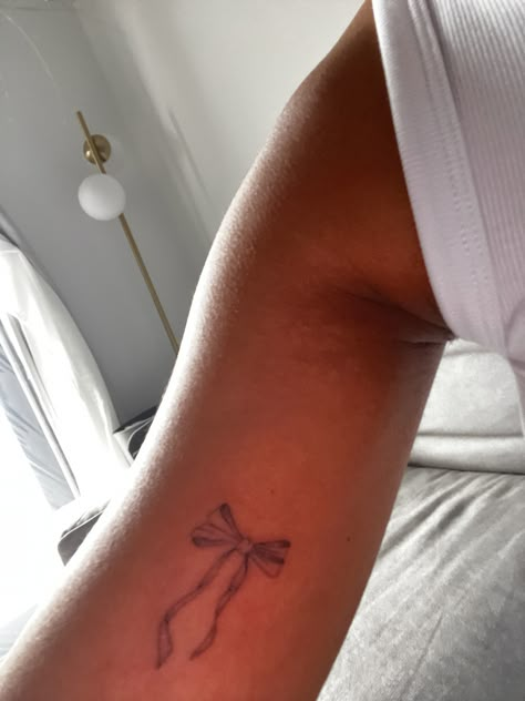 Fine Line Tattoo Dark Skin, Bow On Finger Tattoo, Fine Line Tattoo On Dark Skin, Clothes Line Tattoo, Bow Finger Tattoo, Fine Line Bow Tattoo, Fine Needle Tattoo, Tiny Bow Tattoo, Little Bow Tattoo