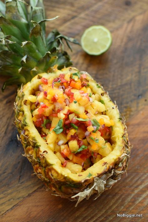 pineapple salsa served in a pineapple Hawaiian Party Food, Luau Party Food, Party Food Recipes, Fresh Mango Salsa, Luau Food, Food Recipes Easy, Party Food Themes, The Slow Roasted Italian, Hawaiian Sweet Rolls